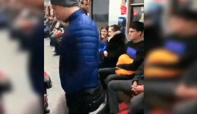 Video es viral en Facebook. El hombre ha causado gran indignación entre los internautas al ser captado usando su peculiar maniobra para lograr un asiento en transporte público