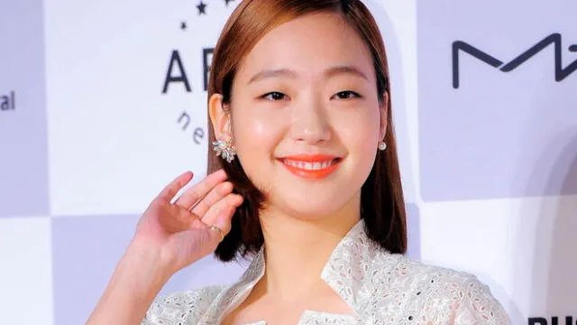 Kim Go Eun es una actriz surcoreana conocida por haber protagonizado los dramas de TVN Cheese in the Trap y Guardian: The Lonely and Great God.