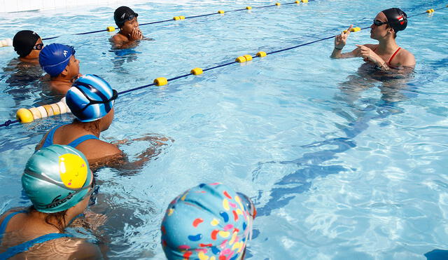 Megan Romano, campeona mundial de natación, brindó clases en Comas [FOTOS]