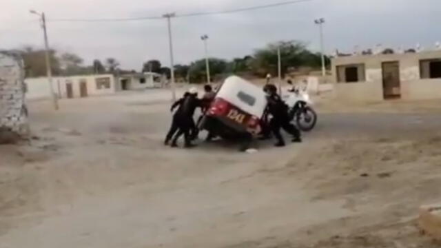 Policías tuvieron que usar la fuerza para reducir a hombre y llevarlo a la comisaría. (Foto: Captura de video / Facebook Grupo Moche)