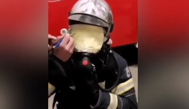 Una conmovedora escena muestra la ingeniosa pedida de mano le hace una chica a su novio bombero.