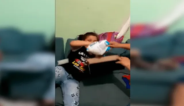 Facebook viral: niña se alegra por el regalo que le da su familia, lo abre y llora de decepción [VIDEO]