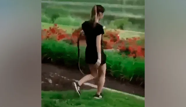 Facebook viral: Tiene terror de eliminar a serpiente, pero llega su novia y lo sorprende [VIDEO]