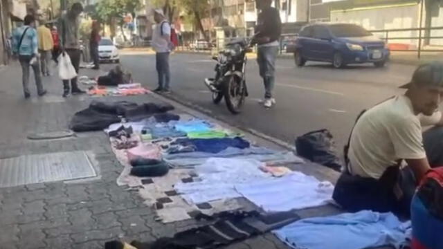 Venezolanos venden ropa interior