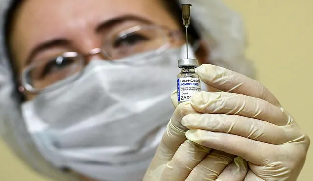 La Sputnik V fue la primera vacuna registrada en el mundo contra el coronavirus SARS-CoV-2 tras la autorización otorgada por Rusia en agosto pasado. Foto: AFP