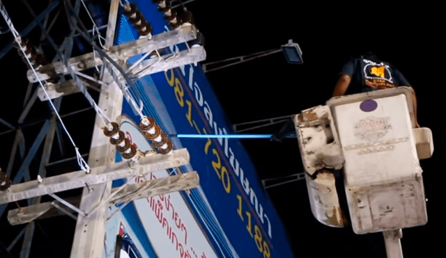YouTube viral: rescatistas salvan a enorme pitón que permanecía enrollada en cables de alta tensión [VIDEO]