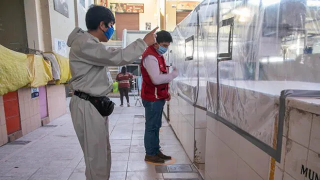 Comerciantes optaron por colocar micas transparentes como medida para el distanciamiento en mercado de Arequipa.