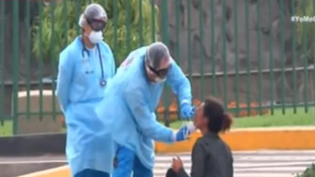 La mujer tuvo que esperar durante varias horas para que personal de salud acuda al lugar. Foto: Captura/Panamericana.