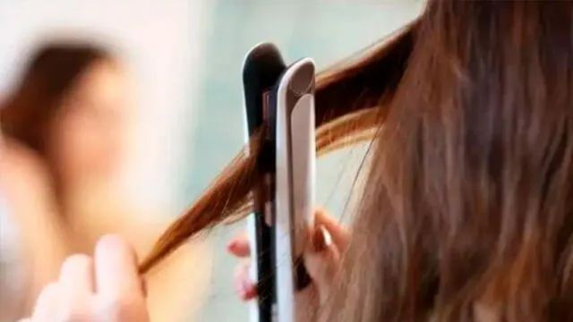 Joven muere electrocutada al usar una plancha para el cabello [VIDEO]
