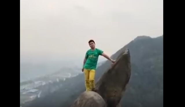YouTube: Hombre arriesgado posa sobre una roca y ocurre algo inesperado 