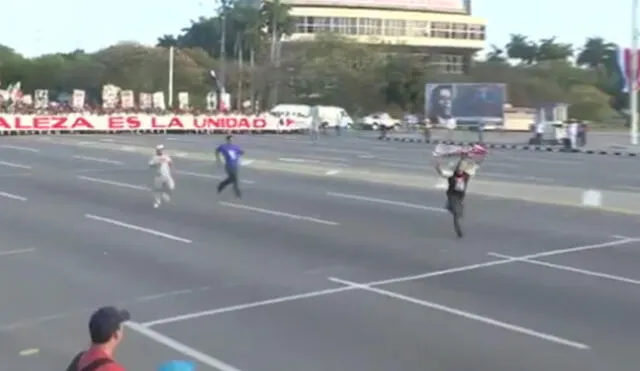 Twitter: Hombre irrumpe en marcha oficialista en Cuba con bandera de EE.UU.