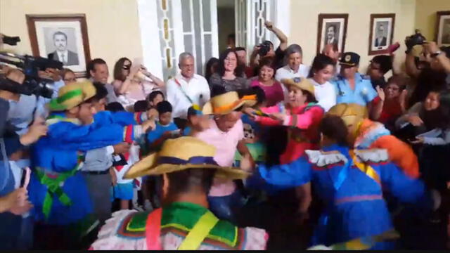Christian Cueva fue condecorado y danzó durante su visita a Trujillo [VIDEO]