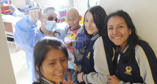 Estudiantes donan libros a pacientes de hospital en Cusco para fomentar la lectura [VIDEO]