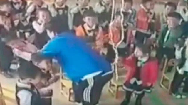 El video muestra al profesor maltratando a sus alumnos. Fuente: captura de pantalla.