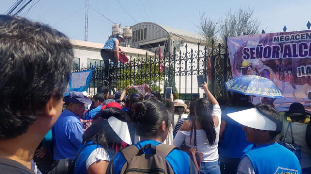 Comerciante sube a reja del municipio de Arequipa en protesta por retraso en obra