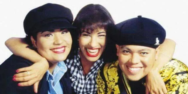 Selena Quintanilla al lado de sus hermanos, Suzette y Abraham.