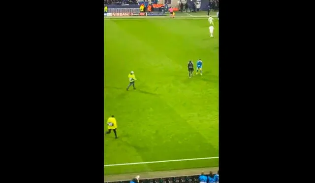 Cristiano Ronaldo empujó a una fanática que ingresó al campo. Foto: Twitter