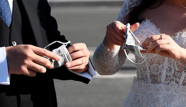 Un sinnúmero de casamientos se han realizado durante la pandemia del coronavirus. Foto: AFP