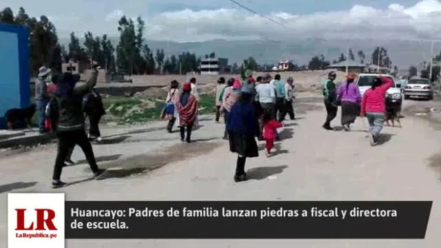 Huancayo: Padres de familia lanzan piedras a fiscal y directora de escuela [VIDEO]