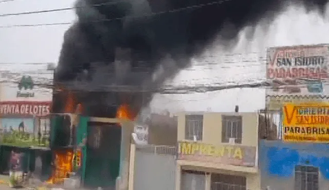 Puente Piedra: reportan incendio en local comercial [VIDEO]