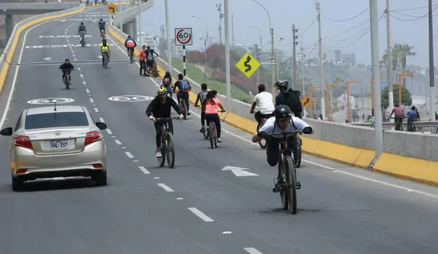 Transeúntes han optado por utilizar bicicletas para transportarse en los domingos de Inmovilización de vehículos | Créditos: John Reyes / La República