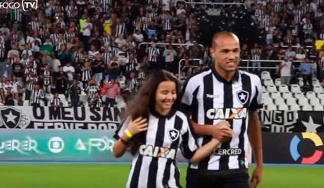 YouTube: hija invidente de futbolista ingresó al campo y fue ovacionada por miles de hinchas