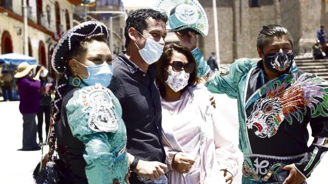 festival. La campaña de vacunación en Puno inició con un alegre pasacalle .