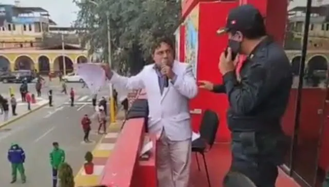 Policía intervino a alcalde de Moche cuando daba discurso
