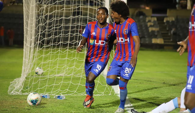 Alianza Universidad goleó 3-0 a Deportivo Llacuabamba y se afirma en la cima del Torneo Apertura con 15 puntos en 5 fechas. Foto: DeChalaca.
