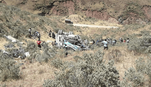 Tragedia en Áncash: 5 muertos y 9 heridos al caer bus a un abismo en la provincia de Huari