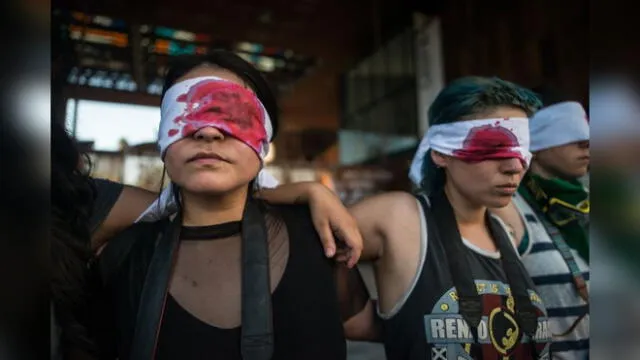 Fotógrafas se manifiestan contra la “epidemia ocular” ocasionada por carabineros y militares