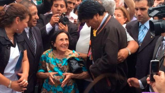 Evo Morales junto a su maestra Elva del Valle. Foto: ABI