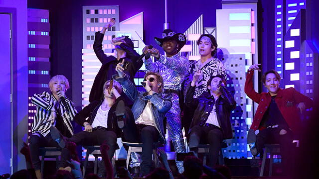 BTS se presenta en escenario de los Grammy 2020.