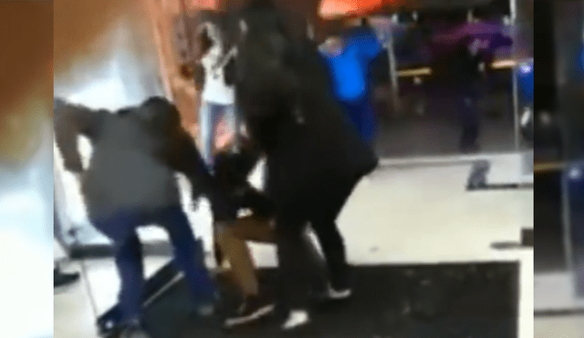 Facebook: piso mojado de centro comercial hizo caer a más de un cliente [VIDEO]