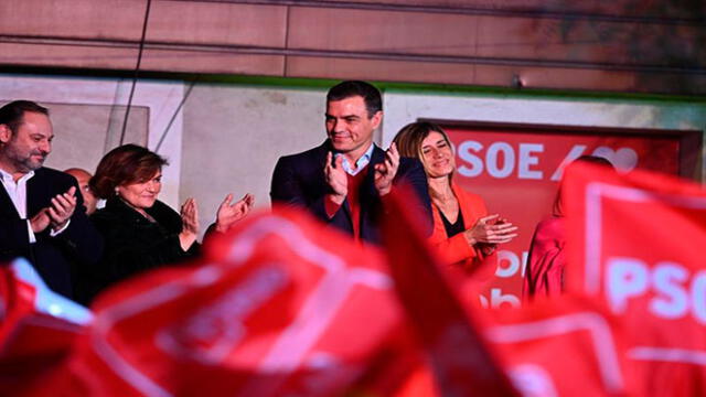 El líder del PSOE Pedro Sánchez (3i), su mujer Begoña Gómez (d), Carmen Calvo (2i), y José Luis Ábalos (i), celebran los resultados electorales. Foto: EFE