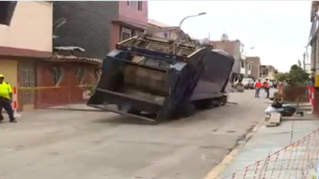 SMP: camión recolector de basura quedó hundido en pista recién restaurada tras trabajos de Sedapal [VIDEO]