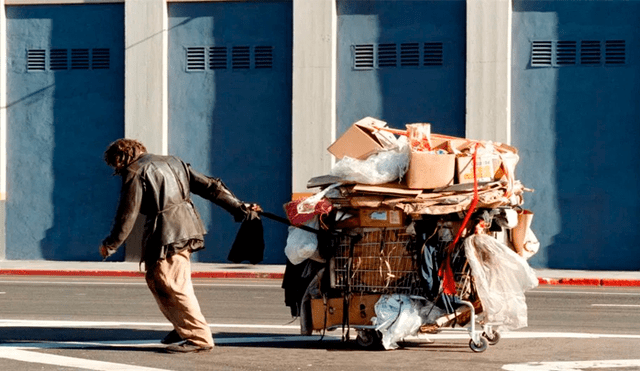 Mendigo hereda un millón de dólares, decide no cobrarlos y continúa viviendo en las calles