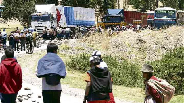 Decenas de carros varados por colapso de puente en Cusco