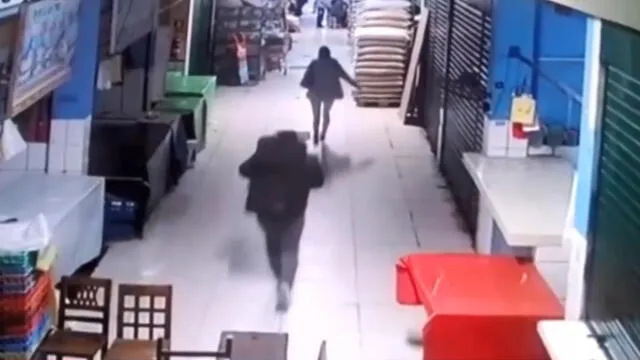 Estafadores corrieron con la mochila de su víctima luego de engañarlo para que se dirija a la puerta. (Foto: Captura de video / América Noticias)