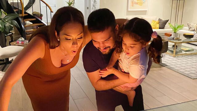 A través de Instagram, Karen Schwarz y Ezio Oliva compartieron unas fotografías junto a su hija por sus primeros tres años de vida.