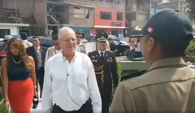 En Facebook, la visita sorpresa de PPK a policías en comisaria |VIDEO