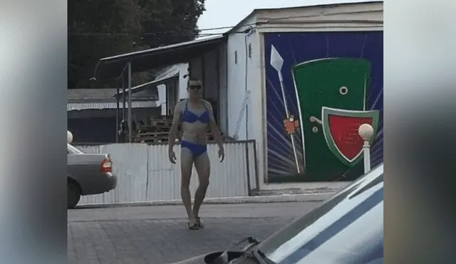 Desliza hacia la izquierda para ver las fotos del viral de Facebook, donde aparece un grupo de hombre vestidos con bikini.