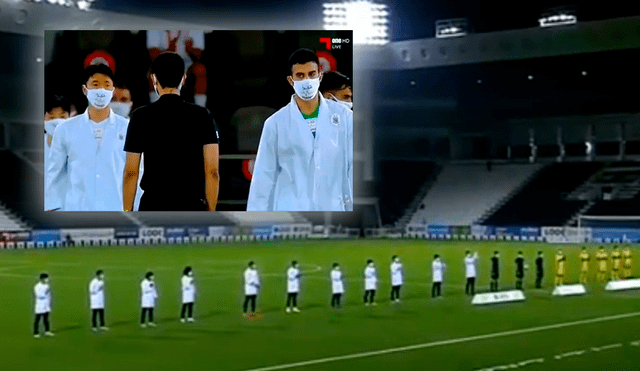 Jugadores del Al Sadd de Xavi Hernández salen a la cancha vestidos de médicos en homenaje a su lucha contra la COVID-19.