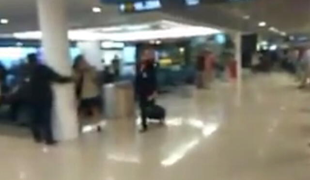 Twitter: la fría reacción de azafata en aeropuerto ante sismo de 6.9 en Chile
