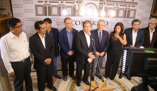Frente Amplio pide reforma y nueva Constitución al premier