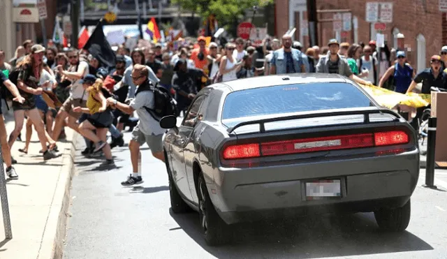 EEUU: video muestra el momento exacto en que auto embiste a multitud durante protesta en Virginia