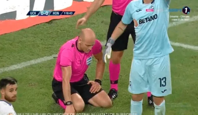 Europa League: petardo estalla cerca de árbitro en partido que se jugó en Rumania. Foto: Captura de video.