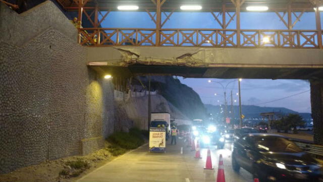 Camión dañó puente de Barranco en la Costa Verde