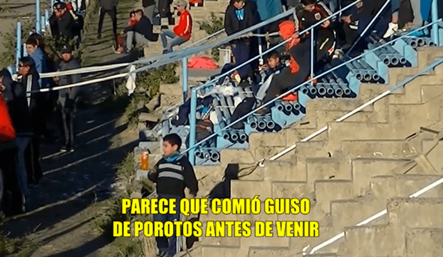 El árbitro Carlos Motto vivió un incómodo momento durante un partido de la Primera C de Argentina. La escena es viral en YouTube.