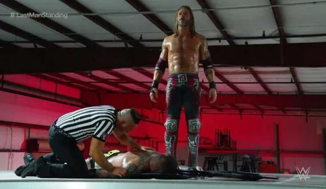 Luego de una pelea que se extendió hasta más allá del cuadrilátero, Edge se quedó con la victoria sobre Randy Orton. Foto: WWE.